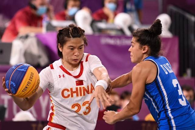 邵佳一独立带队时间不足一年半，此前曾担任国足助教（出任主帅未满一年半，邵佳一此前为国足助教）