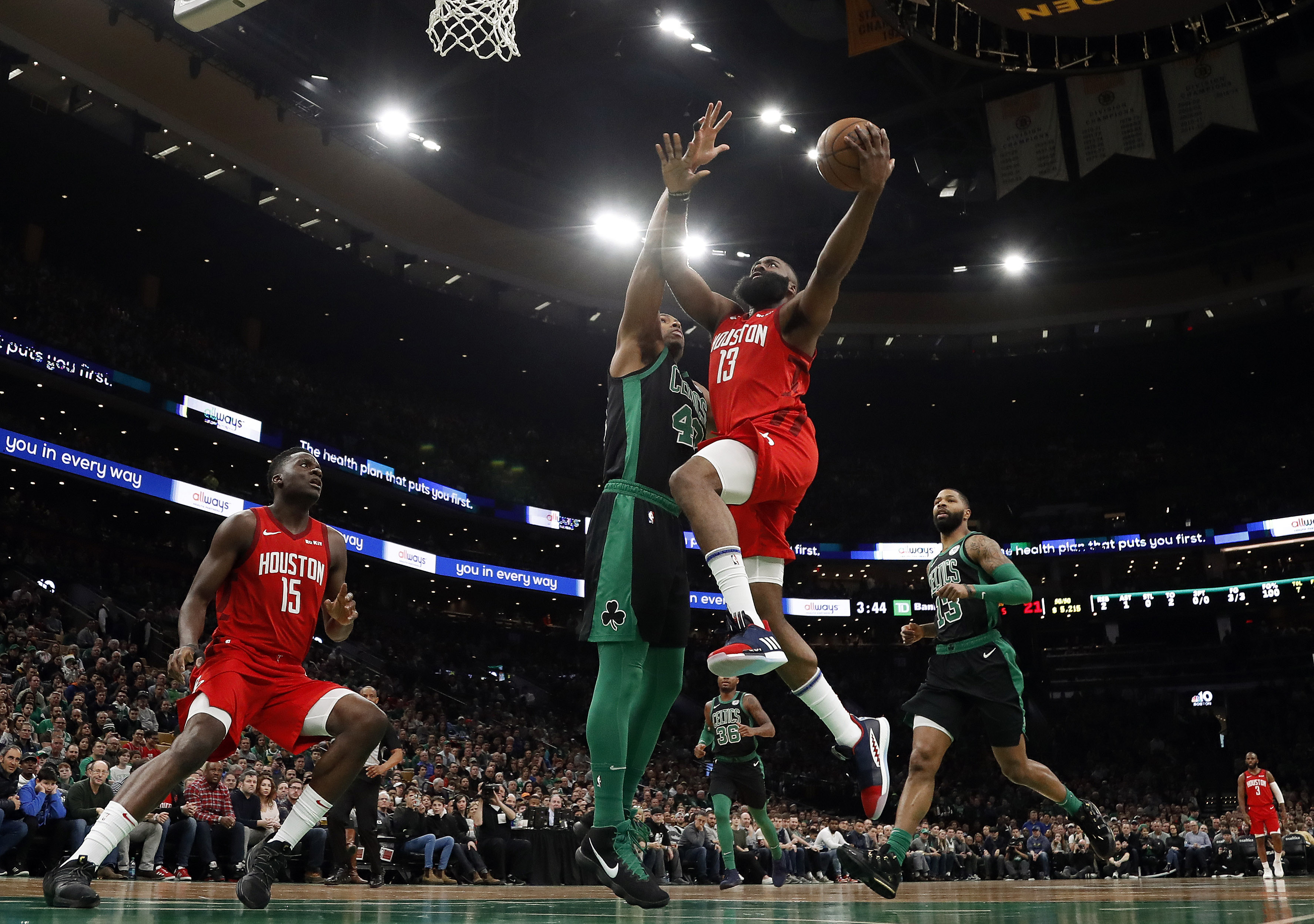 遭严防！鲍威尔半场8中2&三分3中0 仅得7分4板2助1断正负值-14（被重点盯防！鲍威尔半场仅8投2中、三分3投0中，7分4板2助1断，正负值-14）