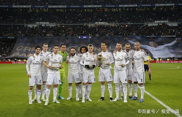 套娃，久保建英坐在涩谷的大久保建英像下握着一个小久保建英（涩谷套娃名场面：久保建英在自己巨像下手持迷你版自己）