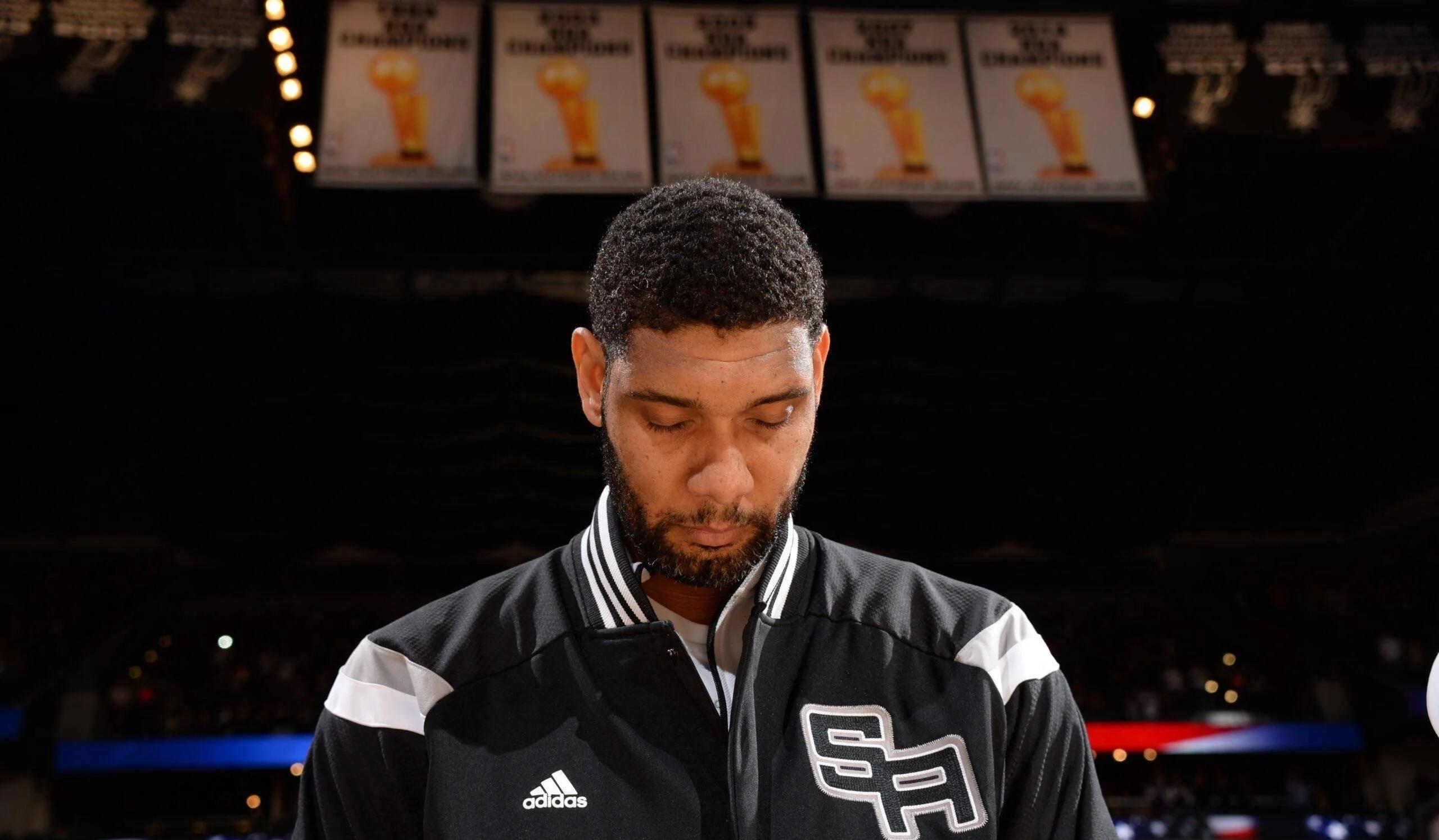 大罗与阿尔卡拉斯切磋网球，还赠送其签名巴西球衣（大罗与阿尔卡拉斯网球过招，并赠签名巴西球衣）