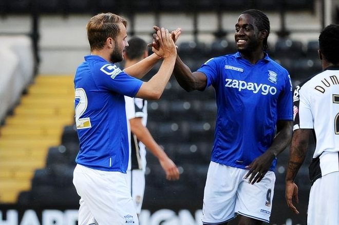 这还是足球吗？对手两红后摩洛哥U17全场80脚射门16-0取胜（对手两人被罚下，摩洛哥U17轰80次射门以16比0大胜）