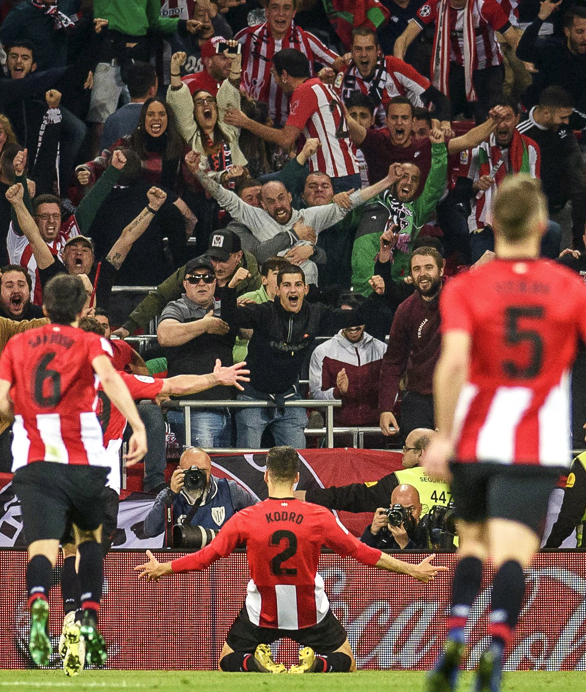 中国人寿客户探秘CBA俱乐部是怎样的体验？（中国人寿客户走进CBA俱乐部究竟是种怎样的体验？）