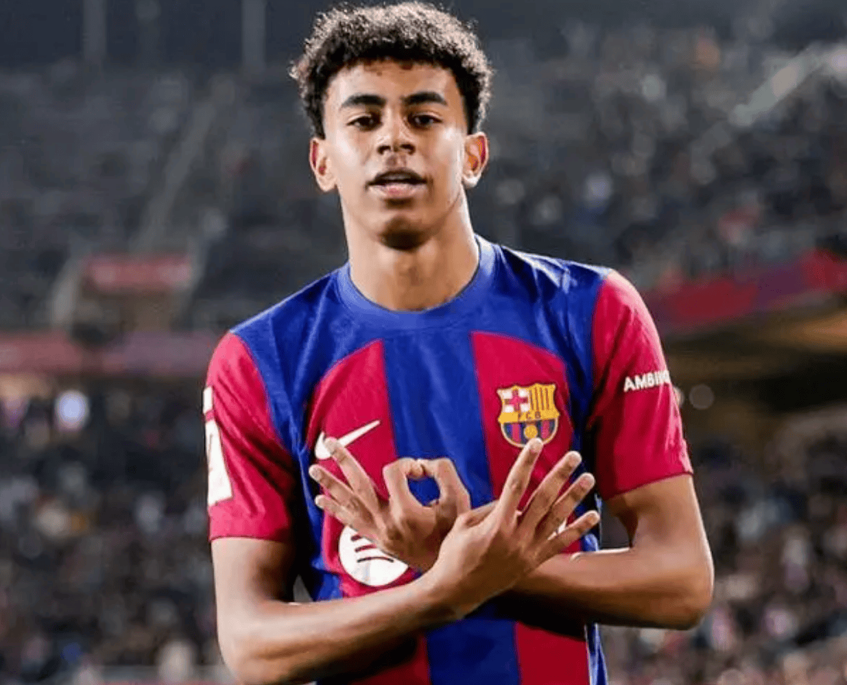 勇士力克独行侠众生相：库里克莱深情拥抱 弗拉格耐心给球迷签名（勇士击败独行侠赛场众生像：库里、克莱深情相拥，弗拉格耐心为球迷签名）