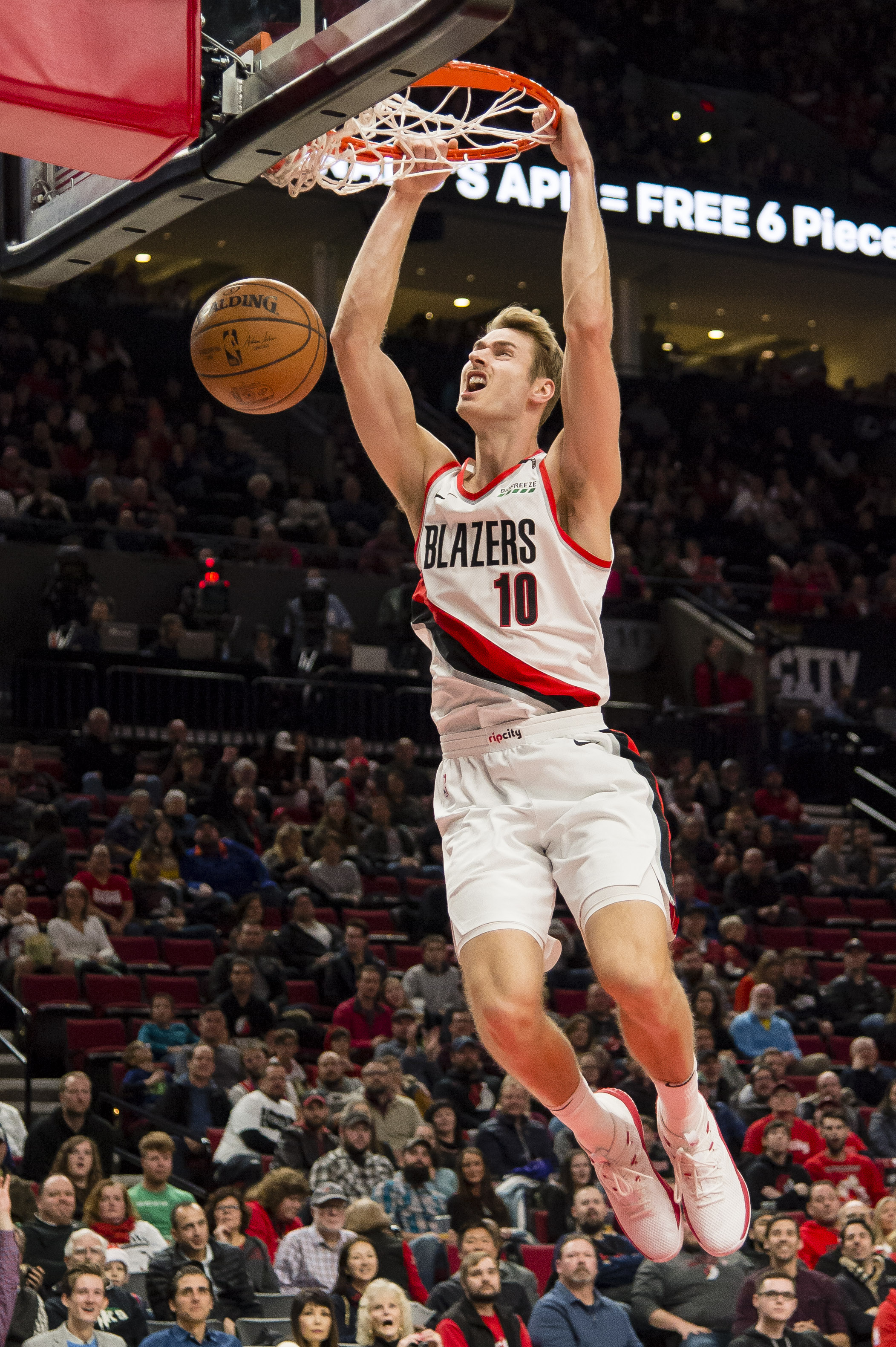 波兰主帅：要帮扎莱夫斯基找回状态；我觉得莱万还没决定未来（波兰主帅：将助扎莱夫斯基重拾状态，莱万未来尚未敲定）