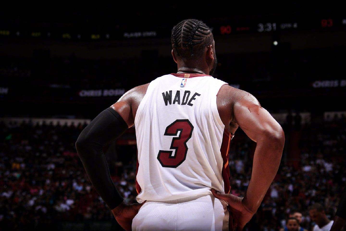 篮球NBA巨星单场暴砍52分，再次刷新个人纪录（NBA巨星单场轰下52分，个人纪录再度刷新）