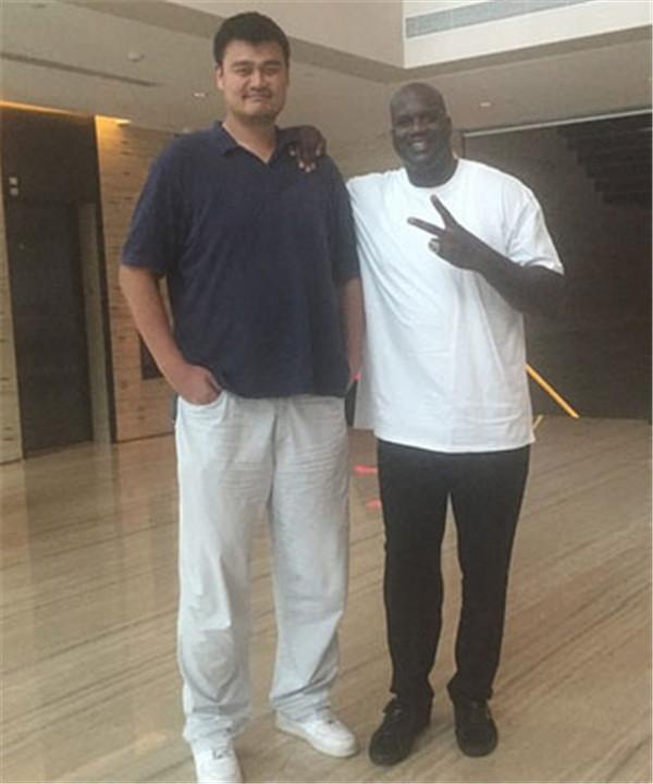 英超日本国脚与战犯照片合影，其俱乐部比赛在中国照常直播引球迷不满，咪咕客服回应（英超日本国脚被曝与战犯合影，其俱乐部在华比赛照常转播引球迷不满，咪咕客服回应）