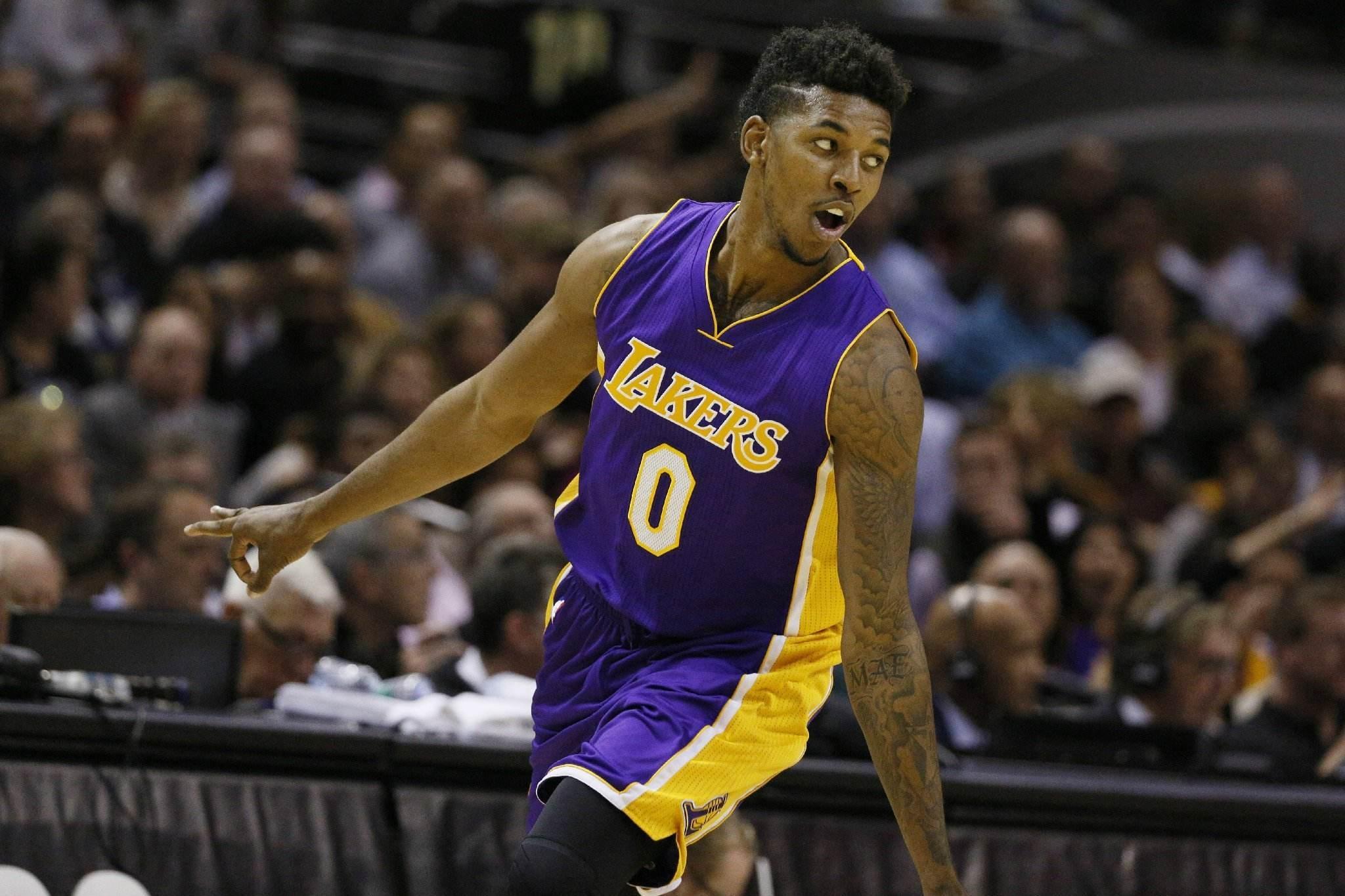 又换一家品牌！库里今日赛前穿上了New Balance（库里赛前又换牌 今日上脚New Balance）