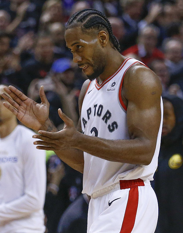 老将关键铲断救险，成全场转折点（老将神勇铲断化险，成为比赛拐点）